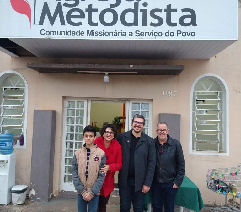 Visita do bispo à igreja em Ribeirão do Pinhal